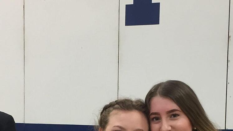 Maoana und ihre Freundin wurden für ihren 1,0-Notendurchschnitt in der Schule geehrt. Foto: Moana Dempsey