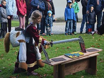 Todesmutig greift Prinzessin Emma, sieben Jahre alt, den Drachen an - die beiden Ritter werden verschont. Foto: Daniela Pondelicek