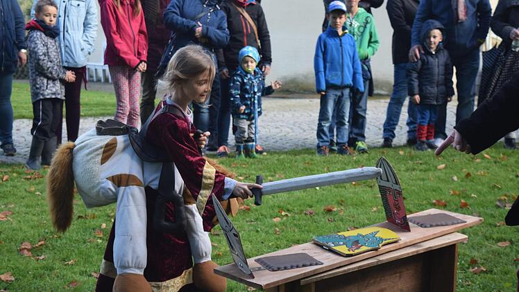 Todesmutig greift Prinzessin Emma, sieben Jahre alt, den Drachen an - die beiden Ritter werden verschont. Foto: Daniela Pondelicek
