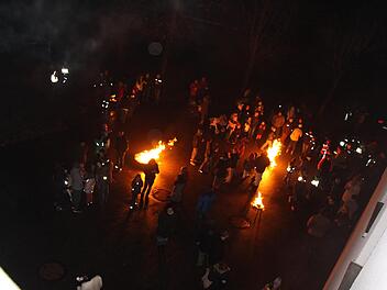 Gute Stimmung bei Feuer und Flamme beim Fackelumzug und anschließender Lagerfeuerromantik der Kinderfeuerwehren zur Glühweinparty in Pressig. Foto: Karl-Heinz Hofmann