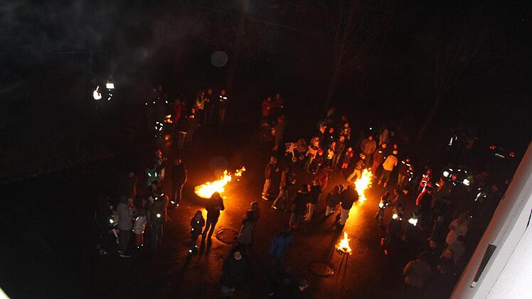 Gute Stimmung bei Feuer und Flamme beim Fackelumzug und anschließender Lagerfeuerromantik der Kinderfeuerwehren zur Glühweinparty in Pressig. Foto: Karl-Heinz Hofmann