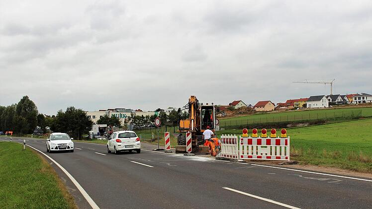Zwischen Mühlhausen und Wachenroth laufen die Vorbereitungen für die Fahrbahnsanierung schon seit vergangener Woche.  Foto: Evi Seeger