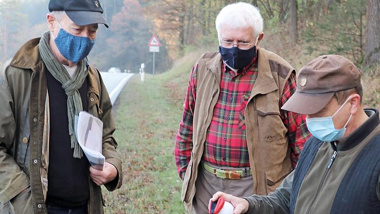 Michael Schießwohl (rechts) demonstriert an der Kreisstraße KC 25 zwischen Gundelsdorf und Friesen, wie der im Multiwildschutzwarner enthaltene Schwamm mit "Duftstoff" nachgefüllt wird. Ebenso Experten bei Wildunfallschutzmaßnahmen sind der Leiter des Projekts "Wild und Straße", Klaus Riedel (links), und Jagdpächter Reinhard Rüger, der an der Kreisstraße KC 17 zwischen Marienroth und Teuschnitz mit den gleichen Maßnahmen erfolgreich arbeitet. Foto: Rainer Glissnik