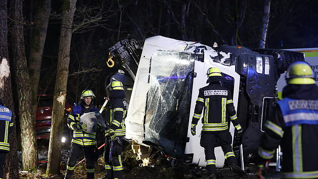 Auto kollidiert mit Lastwagen: Eine Person eingeklemmt
