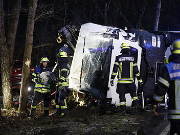 Auto kollidiert mit Lastwagen: Eine Person eingeklemmt