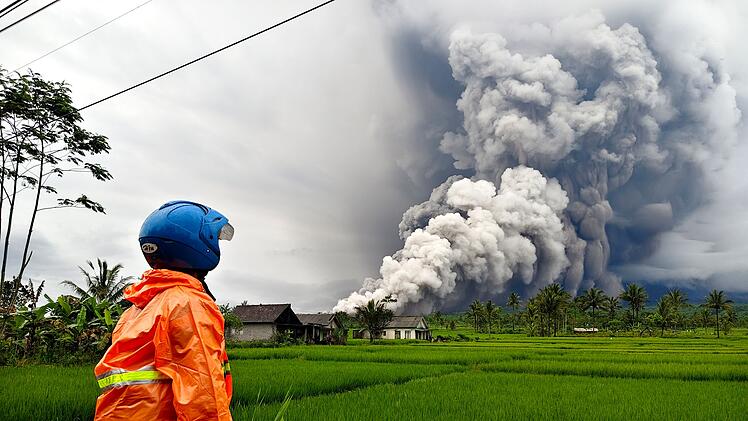 Vulkan Semeru in Indonesien spuckt Aschesäule