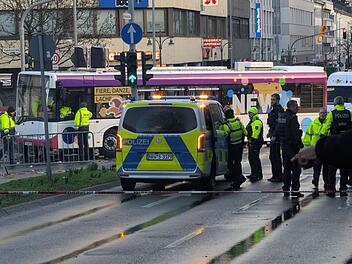 Frau ger&auml;t unter Bus bei Karnevalszug
