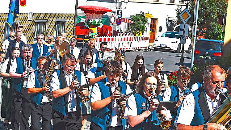 Trotz aller Vereinsanstrengungen fanden die Aktiven der Blaskapelle ausreichend Gelegenheit, sich auch musikalisch in Szene zu setzen - etwa bei der Kirchenparade.
