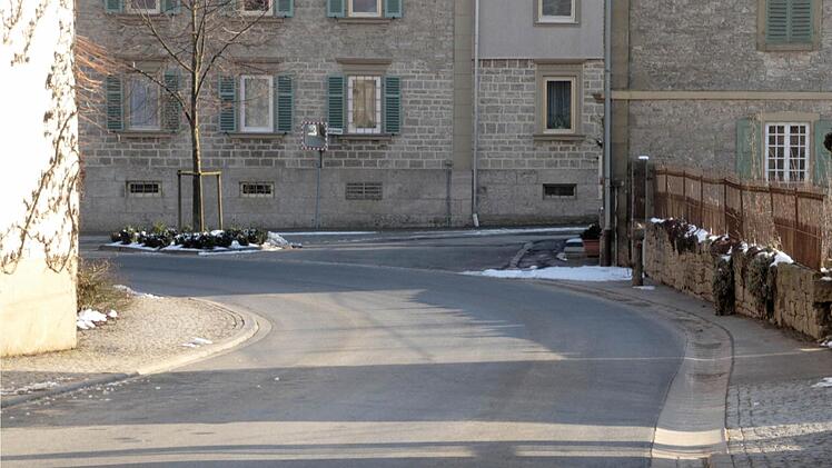 Auf der einen Straßenseite ist der Bürgersteig in Westheim breit, auf der anderen sehr schmal. Fußgänger müssen im Kurvenbereich auf die Straße ausweichen oder die Straßenseite wechseln.  Foto: G. Bauer