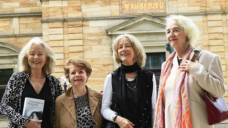 Iris Wagner (rechts), Nike Wagner, Dagny Beidler und Daphne Wagner vor dem Haus Wahnfried im Sommer 2012 . Foto: Jochen Nützel