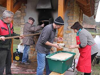 Fleißige Brotbäcker: Norbert Henning, Werner Kühnreich, Christian Jung und Christiane Binder-Jung am neuen Ofen Foto: Gerd Schaar