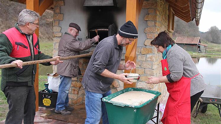 Fleißige Brotbäcker: Norbert Henning, Werner Kühnreich, Christian Jung und Christiane Binder-Jung am neuen Ofen Foto: Gerd Schaar