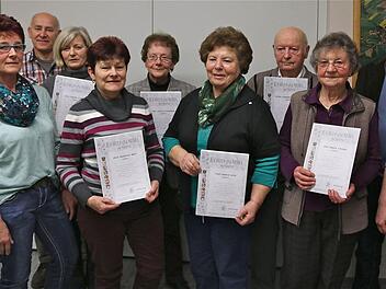 Von links: Sylvia Kuhn, Gabriele Metz, Renate Roth, Maria Schnabl; (hinten v. l.): Manfred Lutz, Gudrun Ziegert, Lydia Koppenhöl, Alex Schaub und Hubert Kober.  Foto: Gerd Schaar