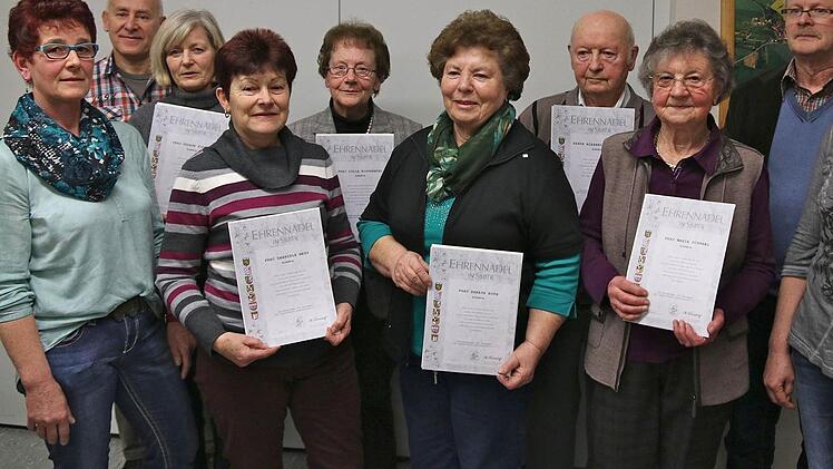 Von links: Sylvia Kuhn, Gabriele Metz, Renate Roth, Maria Schnabl; (hinten v. l.): Manfred Lutz, Gudrun Ziegert, Lydia Koppenhöl, Alex Schaub und Hubert Kober.  Foto: Gerd Schaar