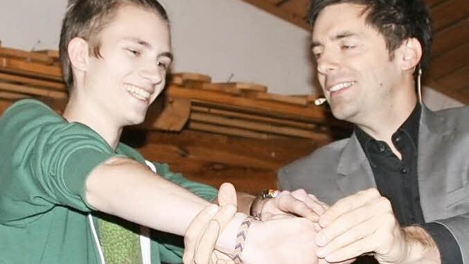 Magier und Gedankenleser Danny Ocean zeigt, wie man seinen Arm um 360 Grad drehen kann. Foto: Sylvia Hubele