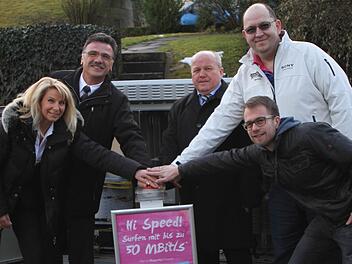 Bürgermeister Karl Heinz Kandler (Mitte) ist froh, dass seiner Gemeinde nun schnelleres Internet zur Verfügung steht. Bei der Freigabe dabei (von links) Marion Thüngen und Klaus Markert von der Telekom, Bürgermeister Kandler, Manni Kremer und Mathias Stretz von der Bauverwaltung der VG Ebelsbach. Foto: Günther Geiling