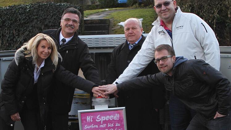 Bürgermeister Karl Heinz Kandler (Mitte) ist froh, dass seiner Gemeinde nun schnelleres Internet zur Verfügung steht. Bei der Freigabe dabei (von links) Marion Thüngen und Klaus Markert von der Telekom, Bürgermeister Kandler, Manni Kremer und Mathias Stretz von der Bauverwaltung der VG Ebelsbach. Foto: Günther Geiling