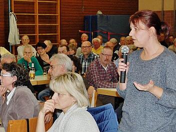 Kritische Fragen der Häusler musste sich der Oberbürgermeister bei der Bürgerversammlung in Hausen anhören. Foto: Sigismund von Dobschütz