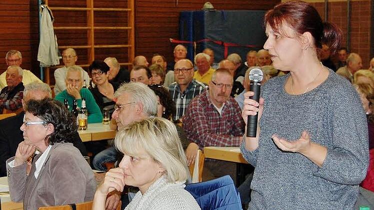 Kritische Fragen der Häusler musste sich der Oberbürgermeister bei der Bürgerversammlung in Hausen anhören. Foto: Sigismund von Dobschütz