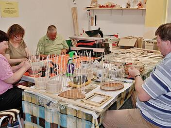 Besucher der Tagesstätte beim Basteln Foto: Sigismund von Dobschütz