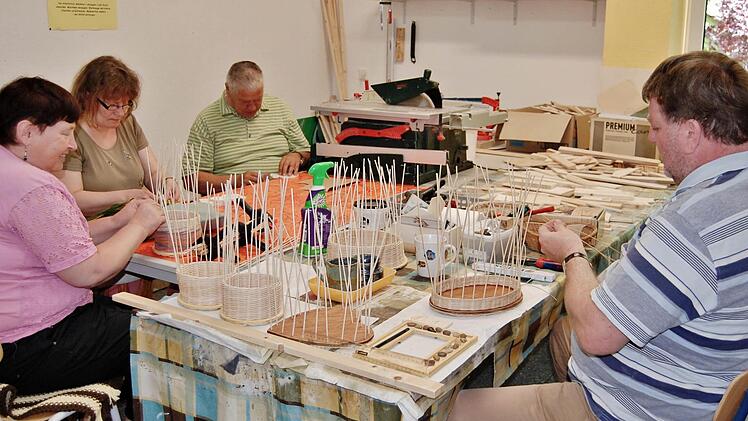 Besucher der Tagesstätte beim Basteln Foto: Sigismund von Dobschütz