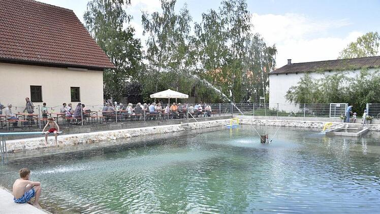 Im Königsberger Stadtteil Hellingen ist aus dem maroden Feuerlöschweiher ein schönes Schwimmbecken geworden.  Fotos: Gerold Snater