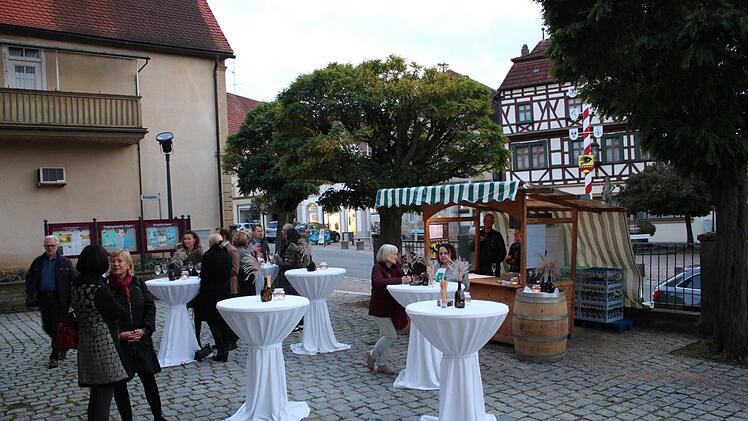 Open Air auch noch im Herbst, das boten die Musiktage Ebern, die am Wochenende Premiere in der Stadtpfarrkirche feierten: In der Pause gab es eine Weinverkostung auf dem Kirchplatz mit romantischen Kerzenlicht.