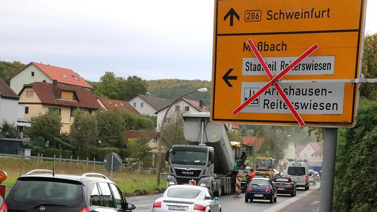 Die Bundesstraße durch Arnshausen wurde gestern asphaltiert, kommende Woche folgt die Verschleißschicht. Foto: Ralf Ruppert