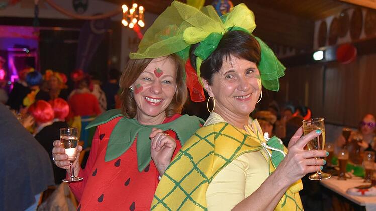 Als süße Früchtchen, nämlich als Erdbeere und Ananas, tanzten diese beiden Frauen ausgelassen. Foto: Gabi Arnold