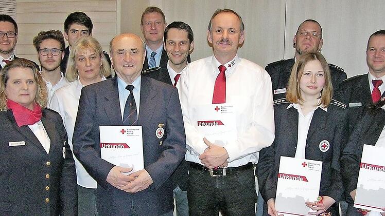 Die Jubilare Klaus Scheler (Bildmitte links) und Thomas Pietsch (rechts) mit ausgezeichnetem Sonnefelder BRK-Nachwuchs, Funktionsträgern und Ehrengästen  Foto: Klaus Oelzner