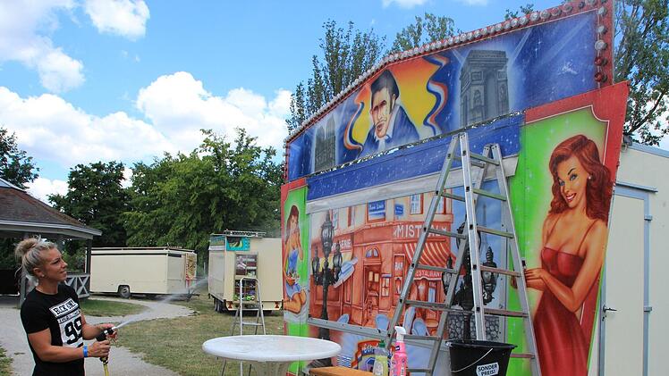 Semanta Störzer  bereitet  ihre mobile Crêperie auf den Ansturm vor.  Foto: Andreas Dorsch