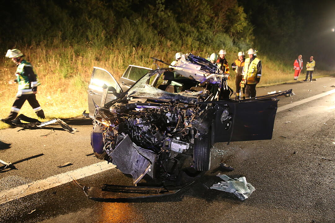 Unfall auf der A6: Auto kracht in Lkw-Heck