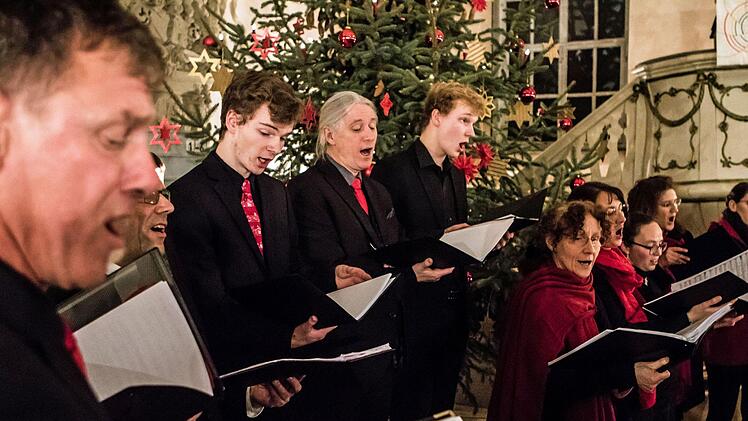 Stimmungsvoll: Ein Projektchor mit Sängern aus der Region Coburg, aus Thüringen, Sachsen und Sachsen-Anhalt gestaltete ein Konzert in Niederfüllbach.Foto: Jochen Berger