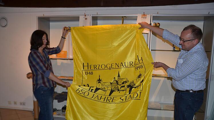 Irene Lederer und Christian Hoyer bereiten die Ausstellung im Stadtmuseum vor.  Fotos: Bernhard Panzer