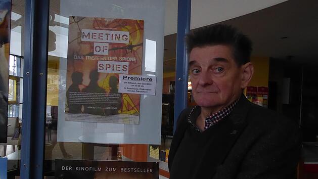 Norbert Grohmer vor dem Filmplakat. Am Mittwoch, 5. Februar, wird "Meeting of Spies - Das Treffen der Spione" gezeigt. Foto: Thomas Ahnert