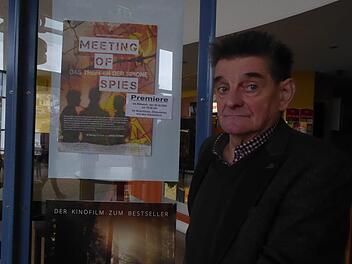 Norbert Grohmer vor dem Filmplakat. Am Mittwoch, 5. Februar, wird "Meeting of Spies - Das Treffen der Spione" gezeigt. Foto: Thomas Ahnert