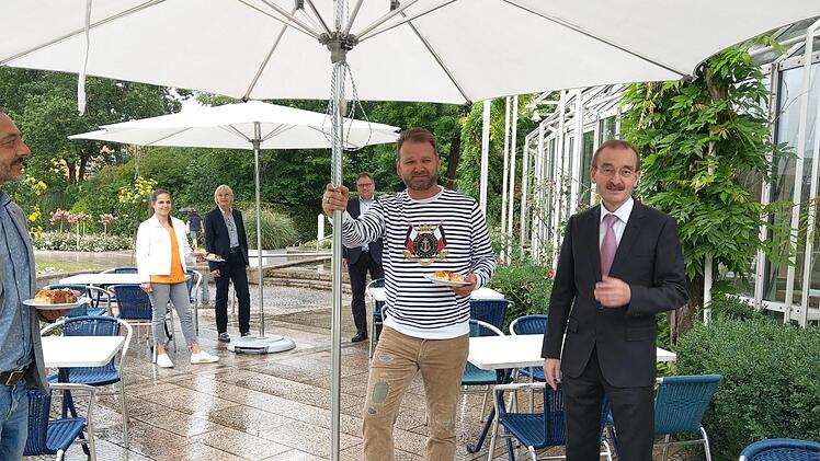 Hoffen auf besseres Wetter und viele Terrassengäste (von links): Gastronomin Liesel Hartmann, Kongresshausleiterin Karin Schlecht, Stephan Horn (Wifög), Gastronom Gerd Hartmann, Zweiter Bürgermeister Hans-Herbert Hartan. Geöffnet ist vorläufig jeweils Freitag, Samstag und Sonntag ab 13 Uhr. Fotos: Simone Bastian