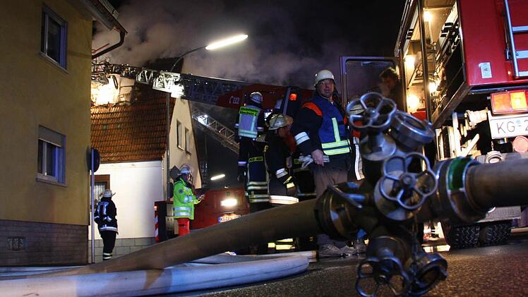 Von beiden Seiten wurden die Besatzungen der Drehleitern sowie mehrere Trupps auf dem Boden mit Wasser versorgt. Für die Brandbekämpfung musste das Dach abgedeckt werden. Fotos: Ralf Ruppert
