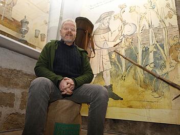 Kurator Hubertus Habel in der Ausstellung des Bamberger Gärtner- und Häckermuseums, das er zur Landesgartenschau 2012 aus dem Dornröschenschlaf geweckt hatte. Foto: Matthias Hoch