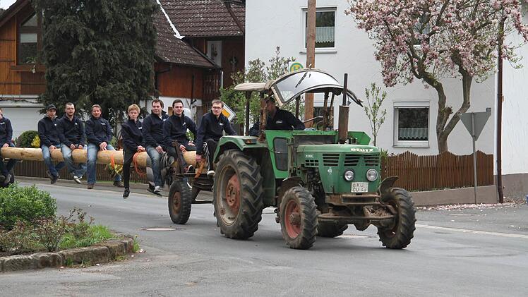 Frech und mit lautem Gelächter fuhren die Jungs von der Feuerwehr Schimmendorf vor.