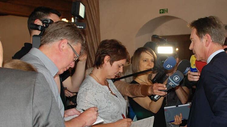 Michael Stoschek (rechts) im Gespräch mit Journalisten.