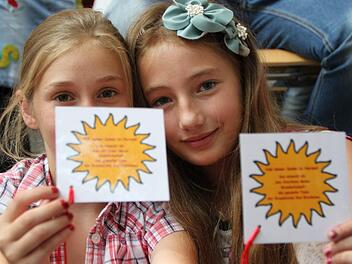 Viel Sonne im Herzen: Die Viertklässlerinnen Leonie (links) und Margareta nehmen die guten Wünsche der Grundschule Bad Brückenau mit nach Hause. Foto: Ulrike Müller