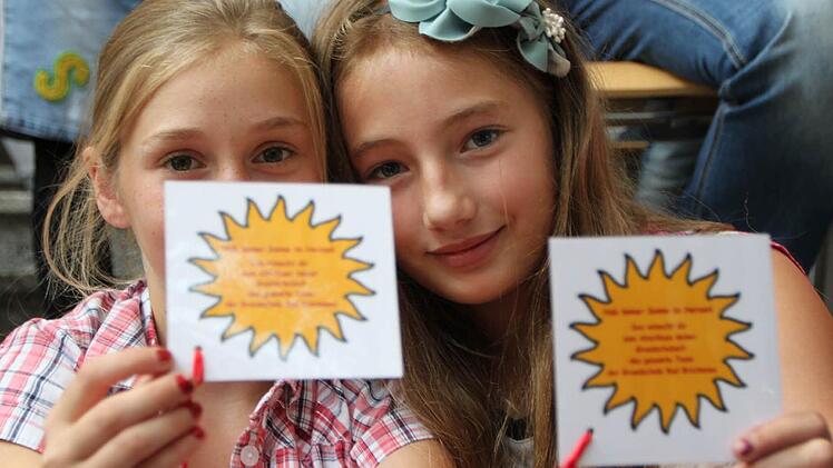 Viel Sonne im Herzen: Die Viertklässlerinnen Leonie (links) und Margareta nehmen die guten Wünsche der Grundschule Bad Brückenau mit nach Hause. Foto: Ulrike Müller