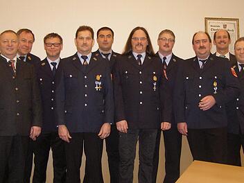 Staatliche Ehrungen für Feuerwehrleute gab es beim Neujahrsempfang in Oberleichtersbach (von links): Landrat Thomas Bold, Kreisbrandrat Benno Metz, Wolfgang Reuß, Wolfgang Spahn, Frank Beck, Thomas Weber, Axel Kretz, André Schneider, Bürgermeister Dieter Muth und Kreisbrandmeister Volker Hägerich. Foto: Wolfgang Saam