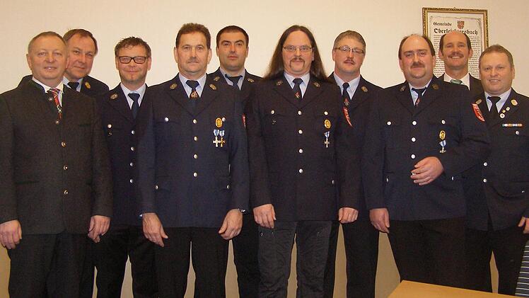 Staatliche Ehrungen für Feuerwehrleute gab es beim Neujahrsempfang in Oberleichtersbach (von links): Landrat Thomas Bold, Kreisbrandrat Benno Metz, Wolfgang Reuß, Wolfgang Spahn, Frank Beck, Thomas Weber, Axel Kretz, André Schneider, Bürgermeister Dieter Muth und Kreisbrandmeister Volker Hägerich. Foto: Wolfgang Saam