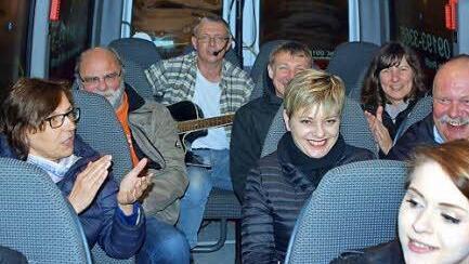 Ausgelassene Stimmung schuf auch Uwe im Bus.