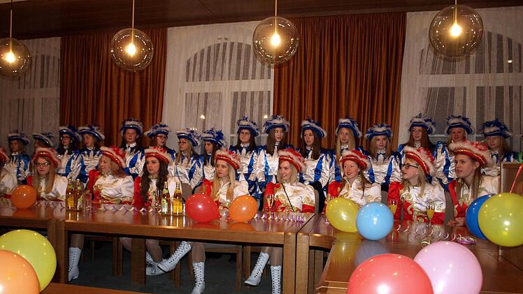 Die hübschen Mädels der Prinzengarde und der Juniorengarde waren beim Rathaussturm mit dabei.  Foto: Susanne Deuerling