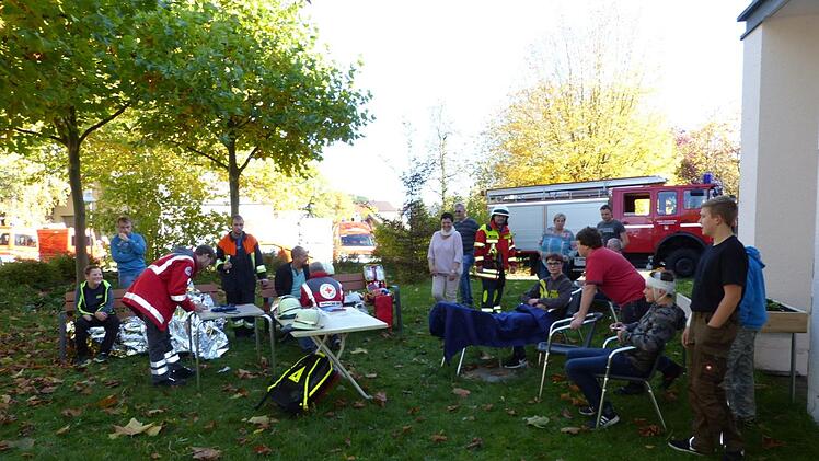 Die Geretteten werden abseits vom Rettungsgeschehen vom Bayerischen Roten Kreuz versorgt und betreut. Foto: Klaus-Peter Wulf
