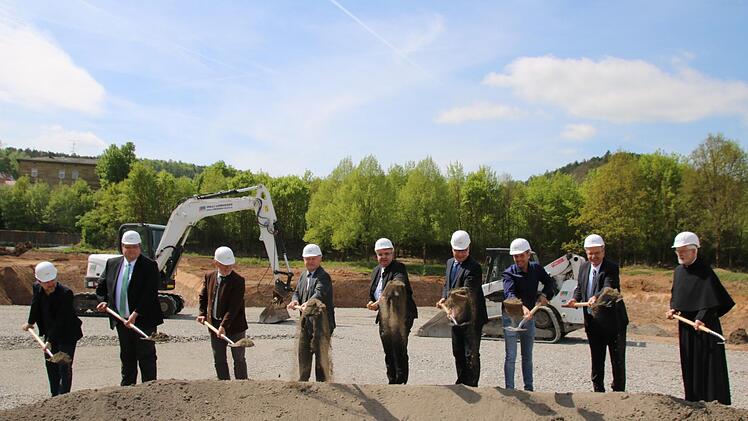 Spatenstich (v.l.): Architekt Prof. Gunther Benkert, 2. Bürgermeister Andreas Trägner, Schulleiter Harry Koch, Landrat Thomas Bold, Domkapitular Clemens Bieber, Rudolf Hoffmann (Caritas Schulen), Anton Schick (Burger Bau), Gustav Eirich (Regierung), Pater Wilfried Balling. Malz