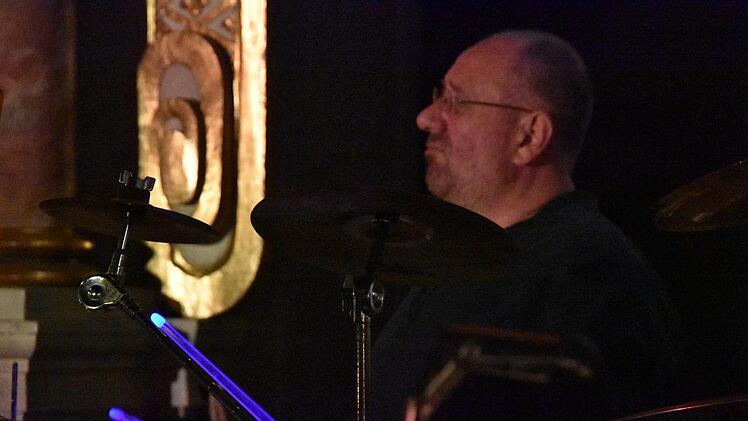 Drummer Johannes Neugebauer mit den leuchtenden SticksFoto:  Uschi Prawitz